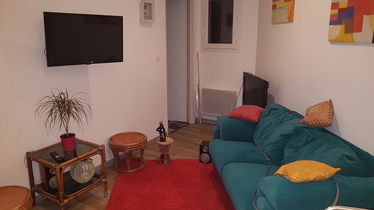 Photo of Livingroom in Claret