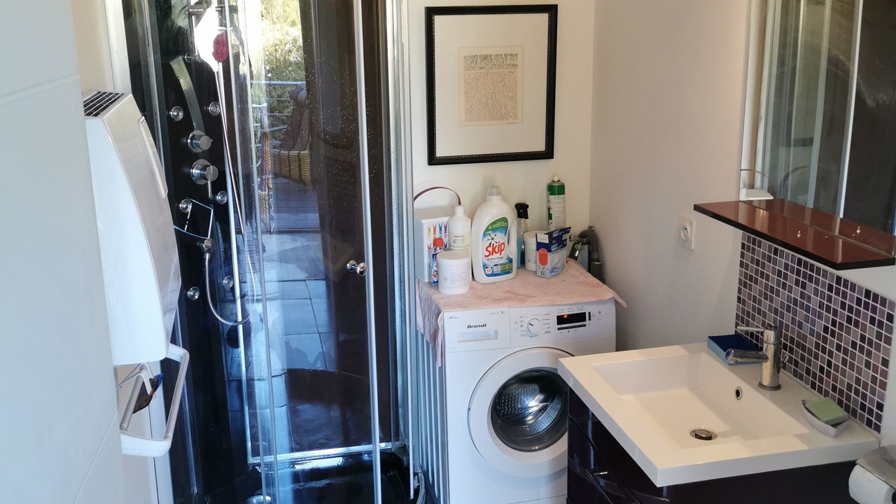 Photo of Bathroom in Claret