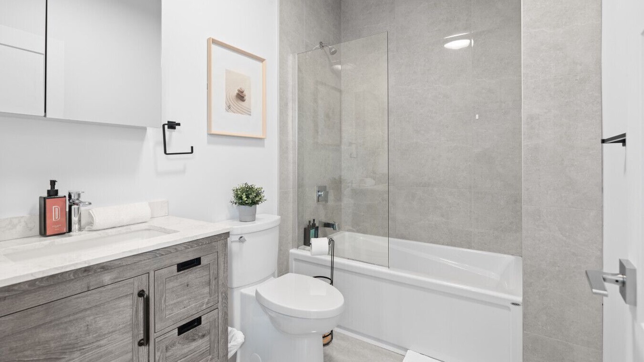 Photo of Bathroom in La Petite-Patrie