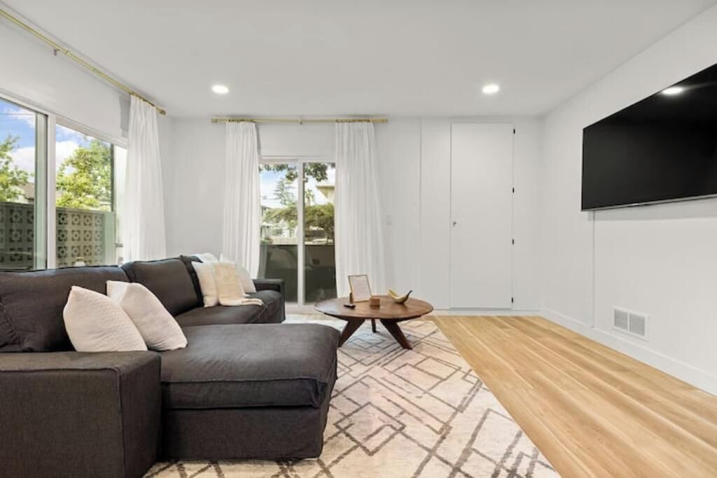 Photo of Livingroom in Mid Central