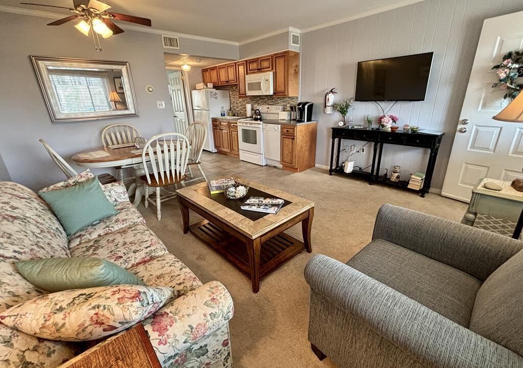 Photo of Livingroom in Admiral Estates