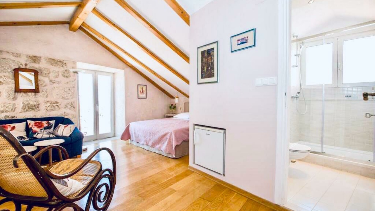 Photo of Bedroom in Pile