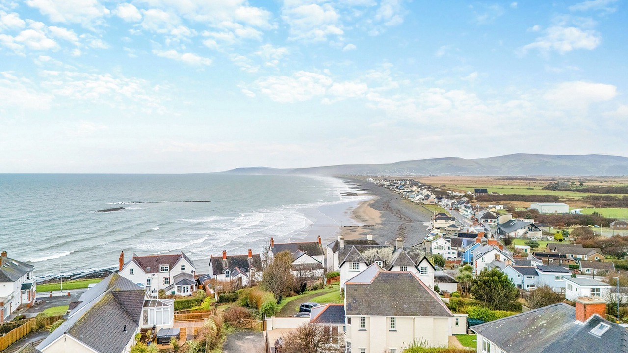 Photo of Others in Borth