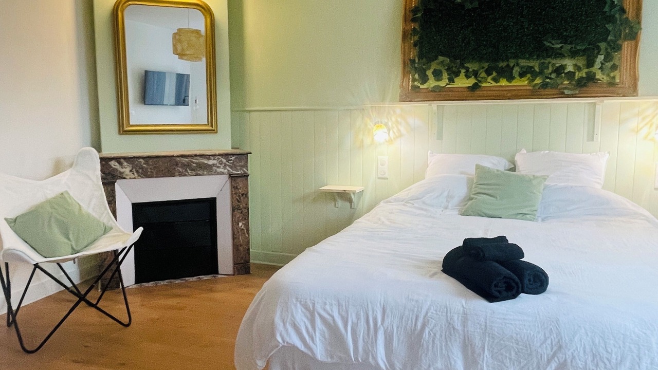Photo of Bedroom in Poincare - Foch - Anatole France - Croix de Bourgogne