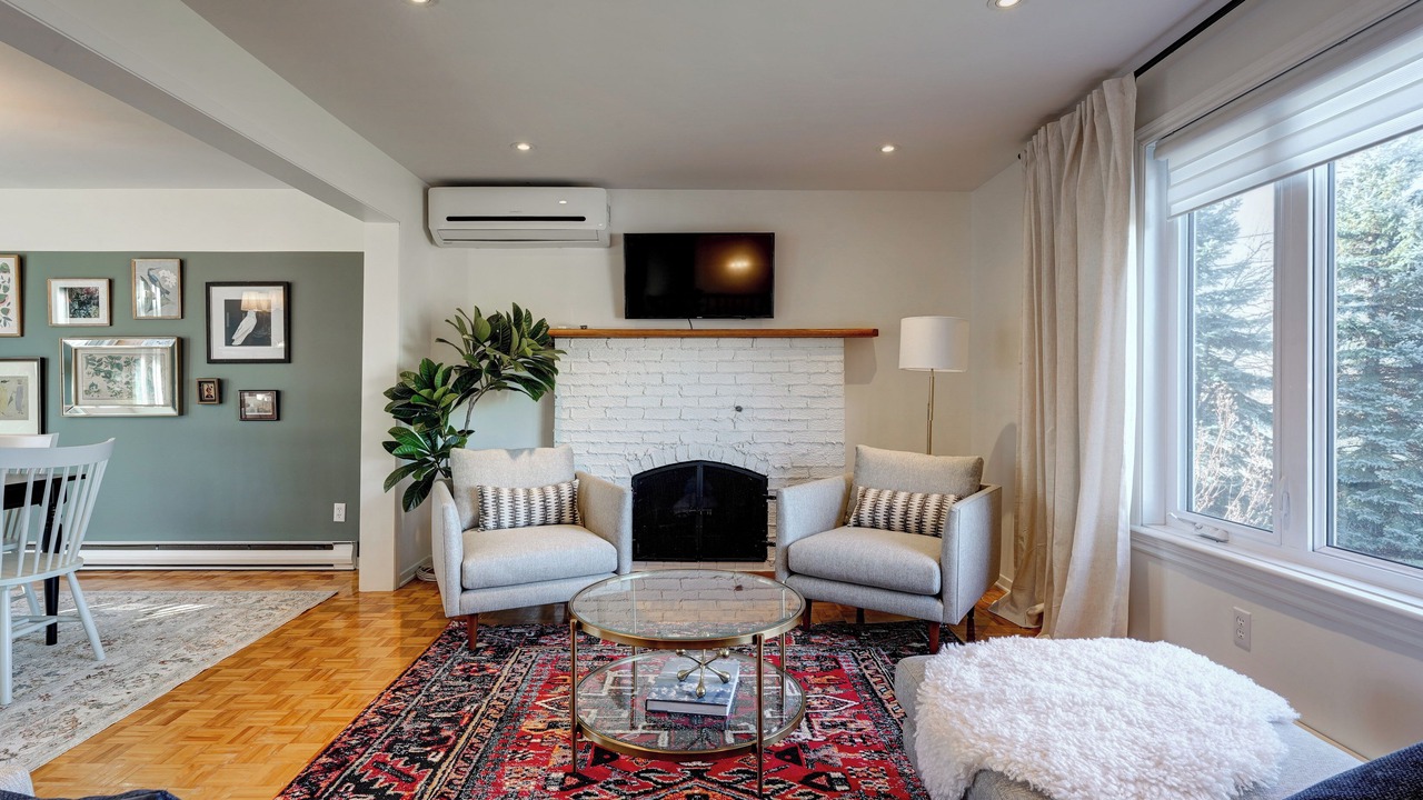 Photo of Livingroom in Mont-St-Hilaire
