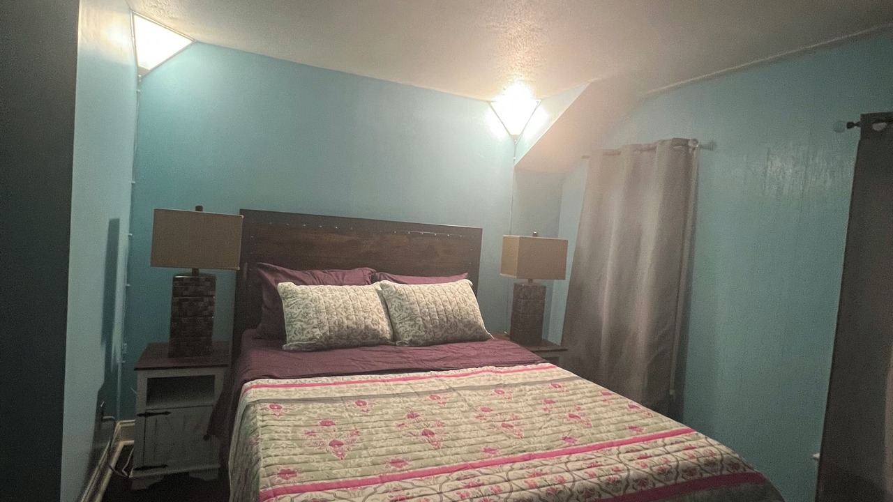 Photo of Bedroom in Alden Manor