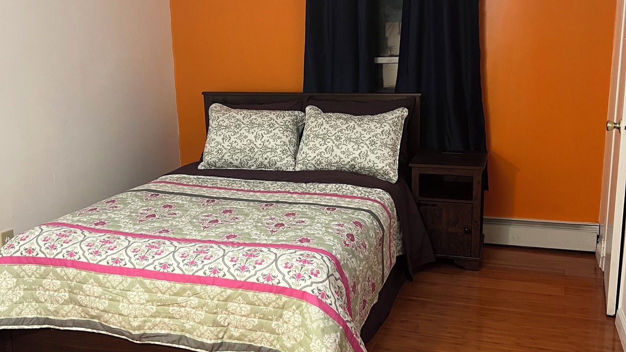 Photo of Bedroom in Alden Manor