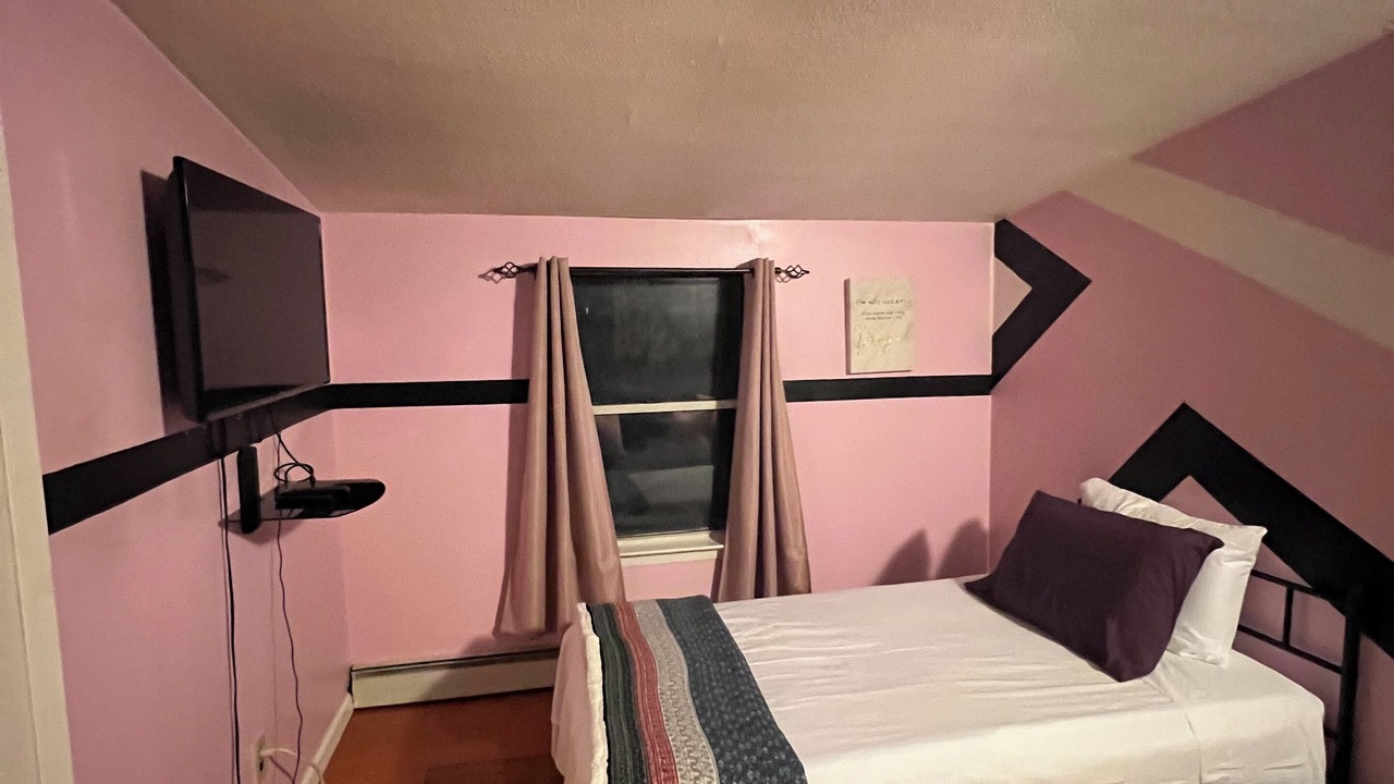 Photo of Bedroom in Alden Manor