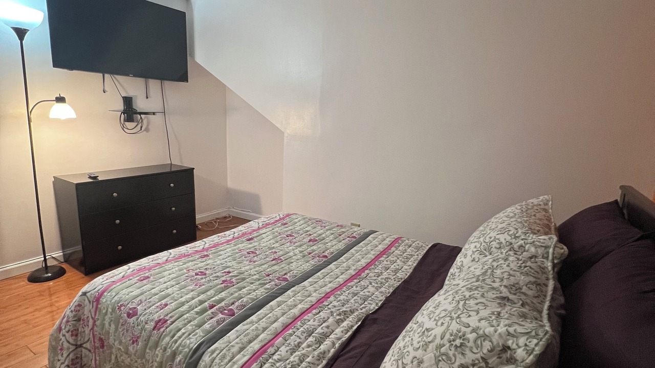 Photo of Bedroom in Alden Manor