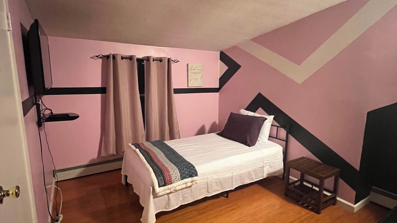 Photo of Bedroom in Alden Manor