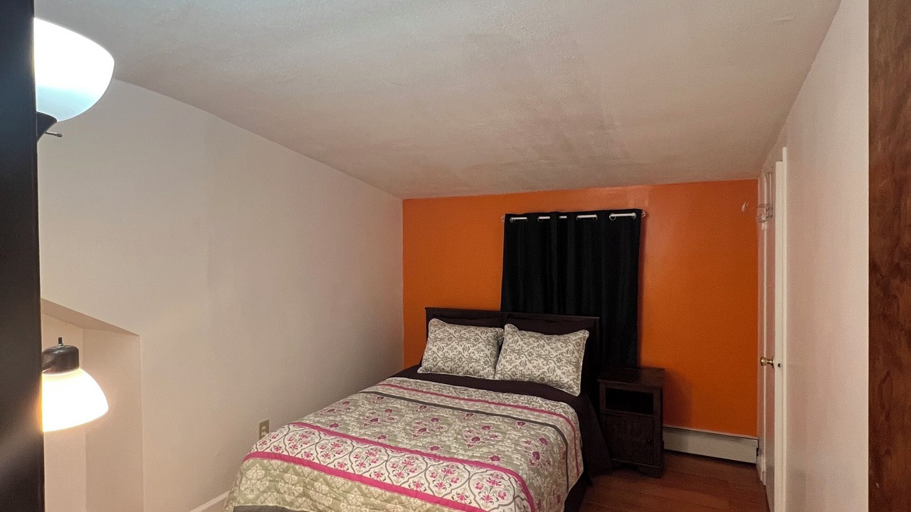 Photo of Bedroom in Alden Manor