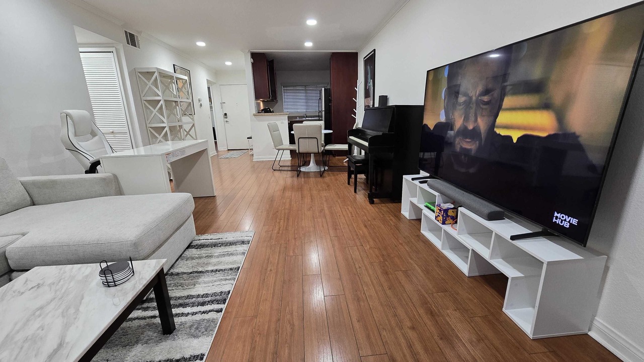 Photo of Livingroom in Warner Center