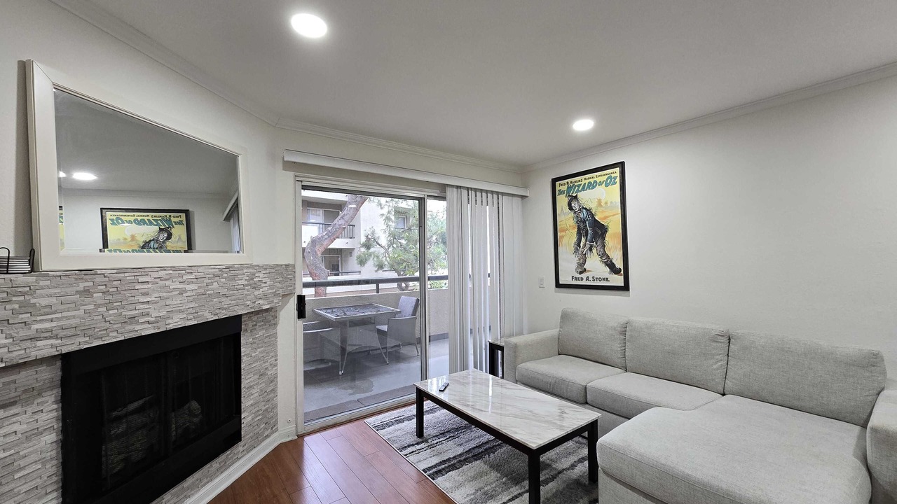 Photo of Livingroom in Warner Center