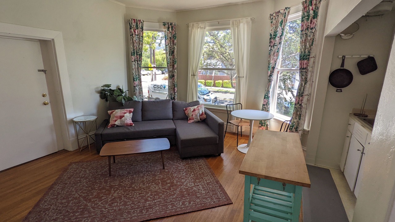 Photo of Livingroom in Upper Telegraph