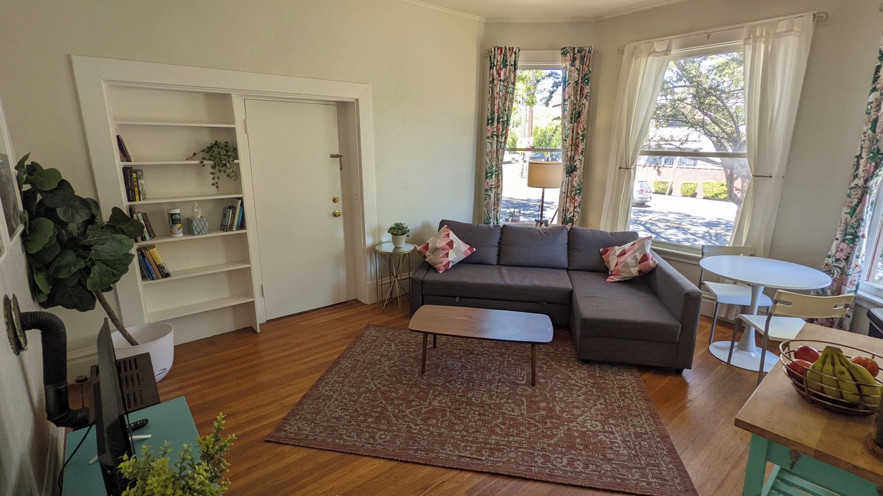 Photo of Livingroom in Upper Telegraph