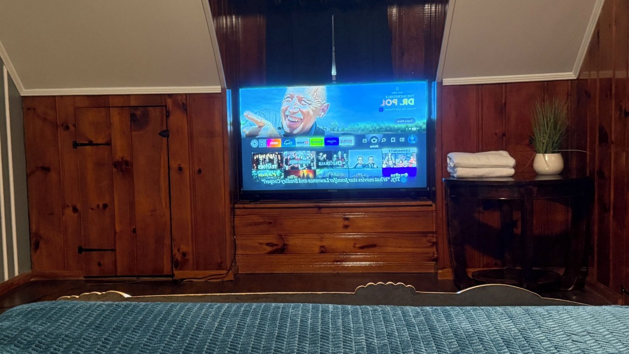 Photo of Bedroom in Alden Manor