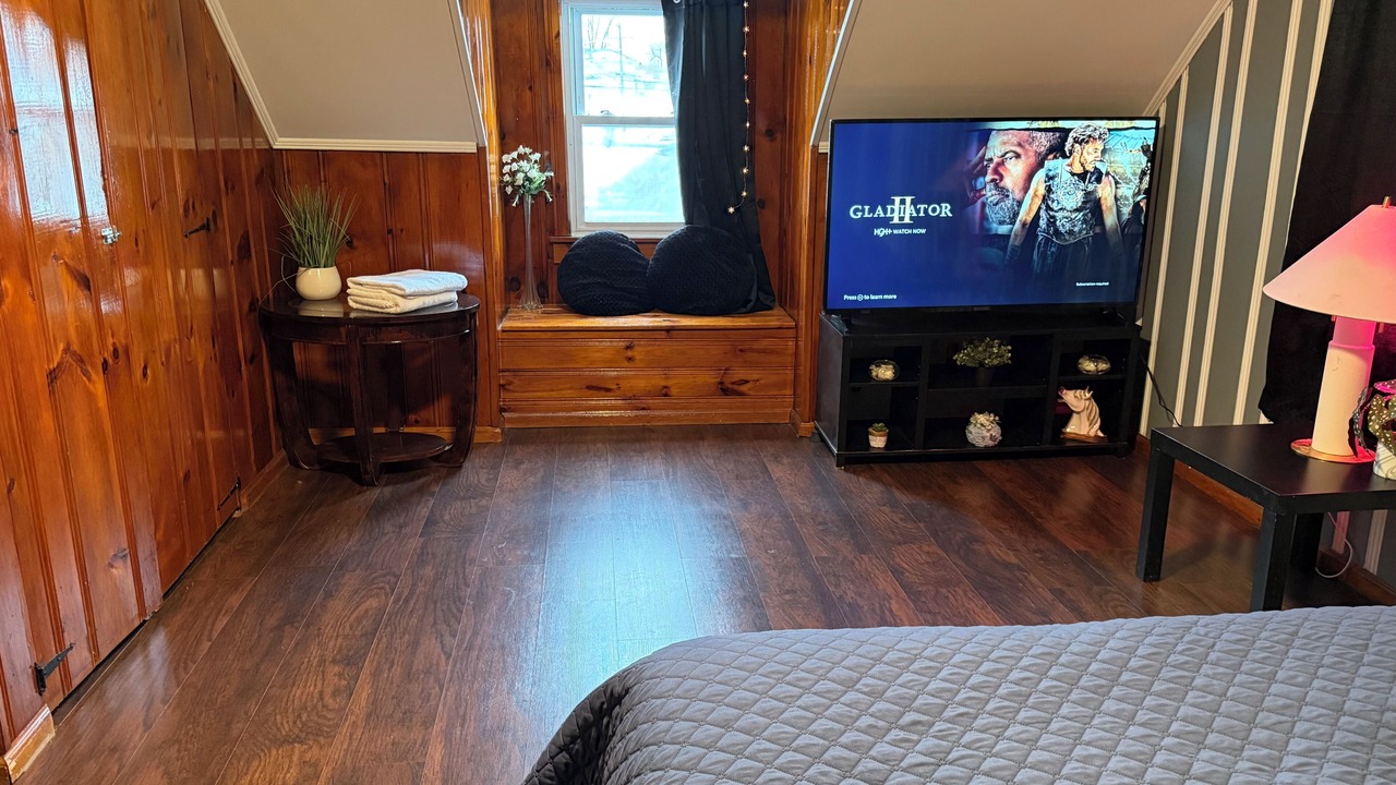 Photo of Bedroom in Alden Manor