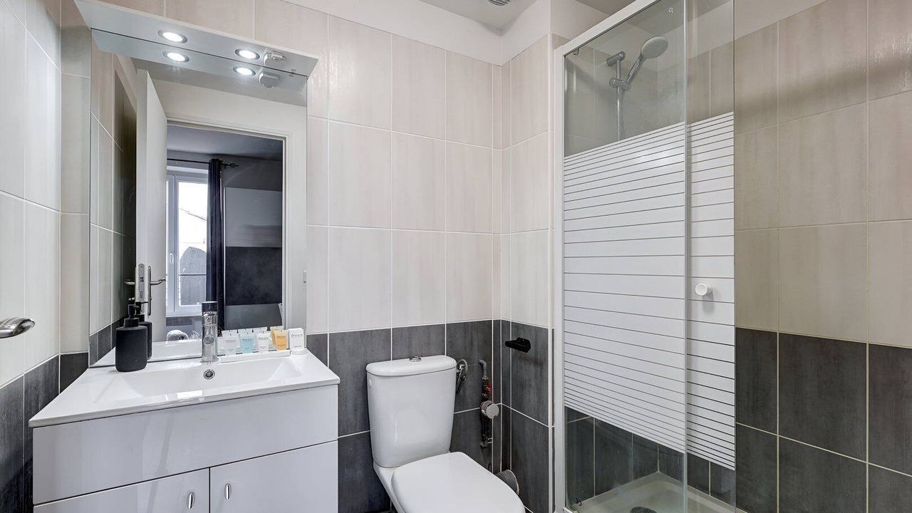 Photo of Bathroom in Python Duvernois