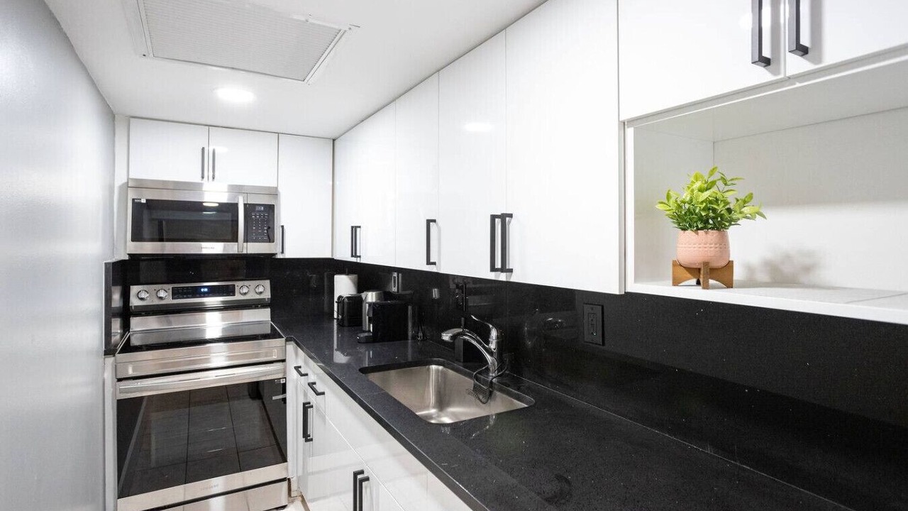 Photo of Kitchen in Flamingo/Lummus