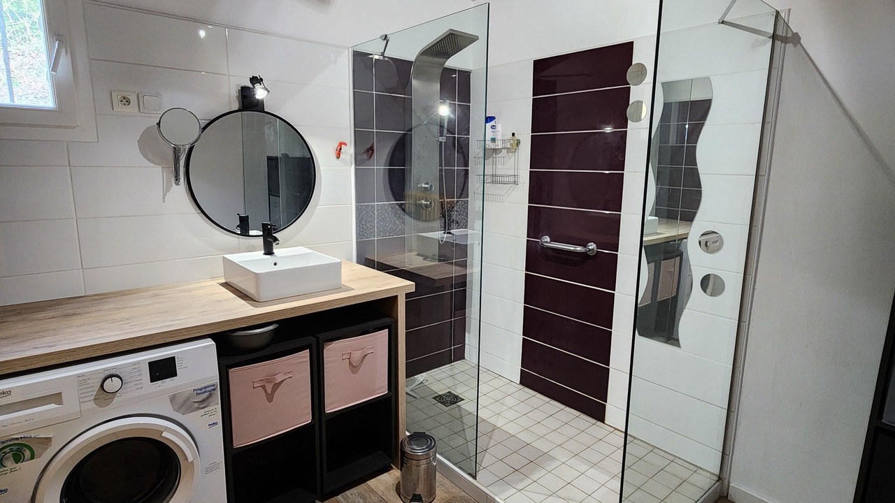 Photo of Bathroom in Saint-Laurent-La-Vernede