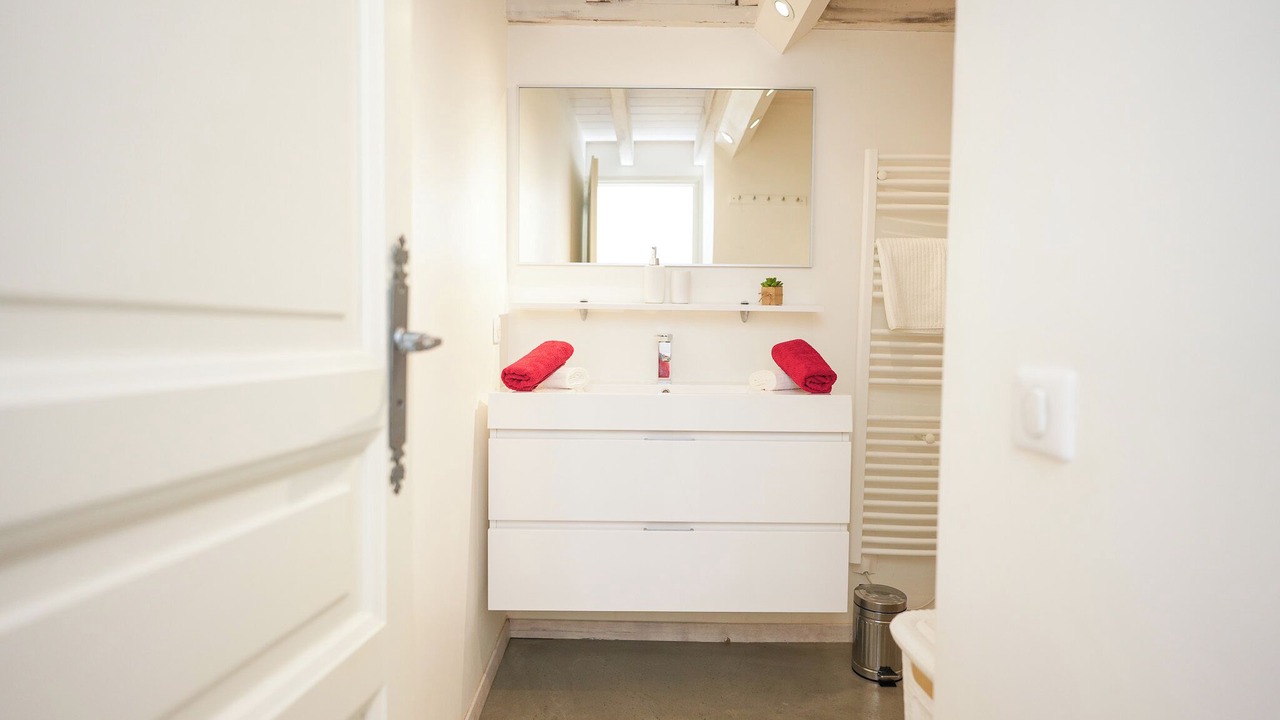 Photo of Bathroom in Thones