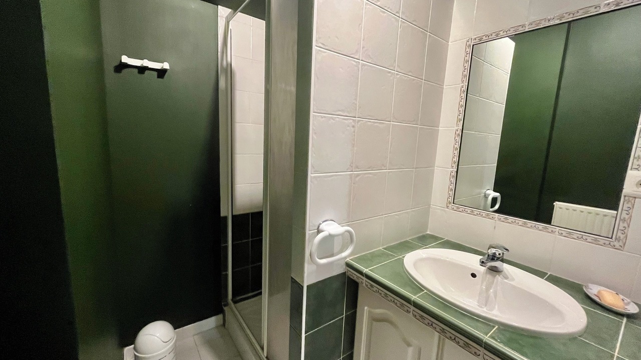 Photo of Bathroom in Nalliers