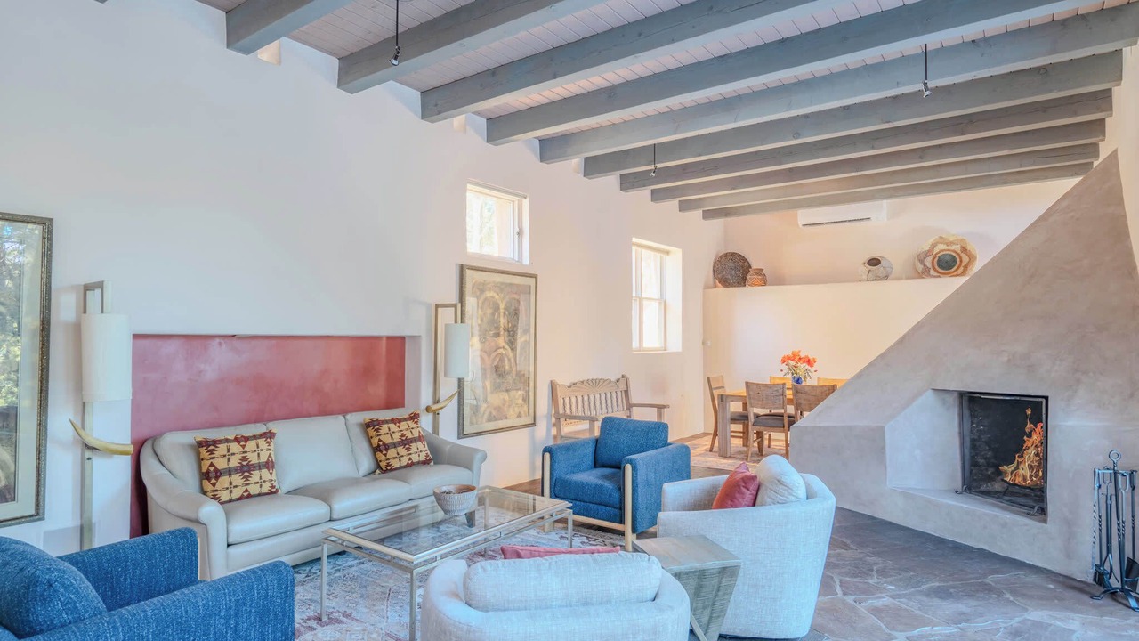 Photo of Livingroom in Historic Eastside
