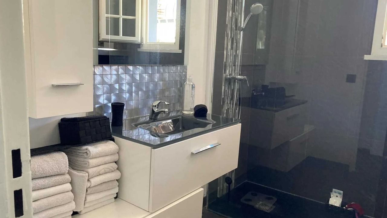 Photo of Bathroom in Chateauneuf-les-Martigues