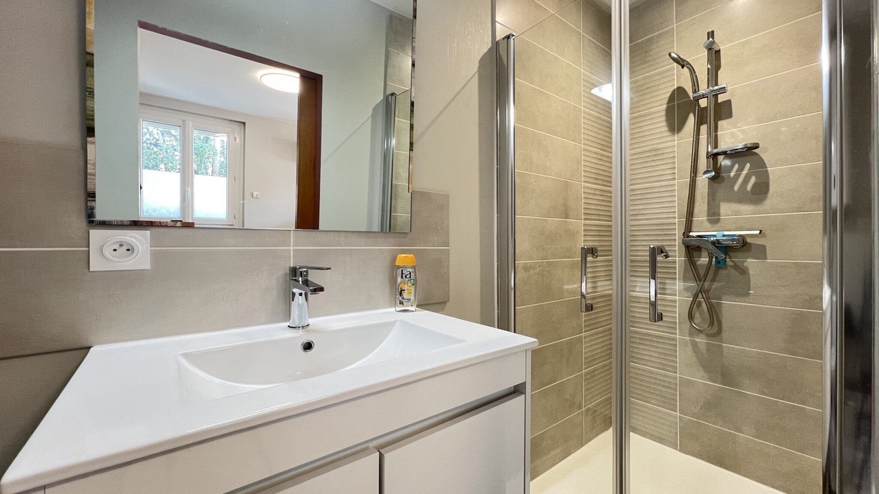 Photo of Bathroom in Arenes Romaines - Saint-Martin-du-Touch