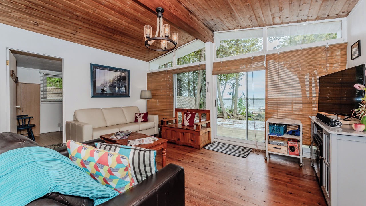 Photo of Livingroom in Colpoys Bay