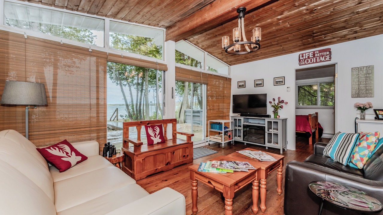 Photo of Livingroom in Colpoys Bay