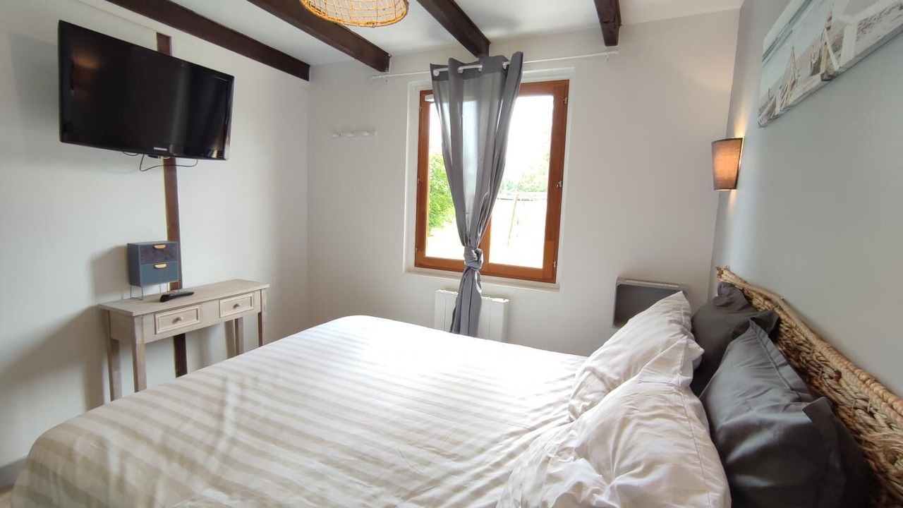 Photo of Bedroom in Cuverville-sur-Yeres