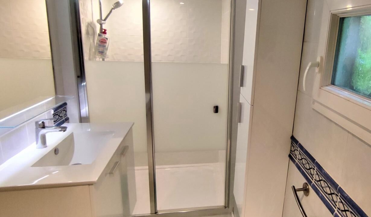 Photo of Bathroom in Mont-Saint-Aignan