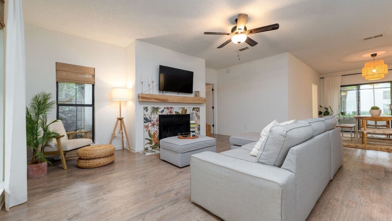 Photo of Livingroom in Baymeadows