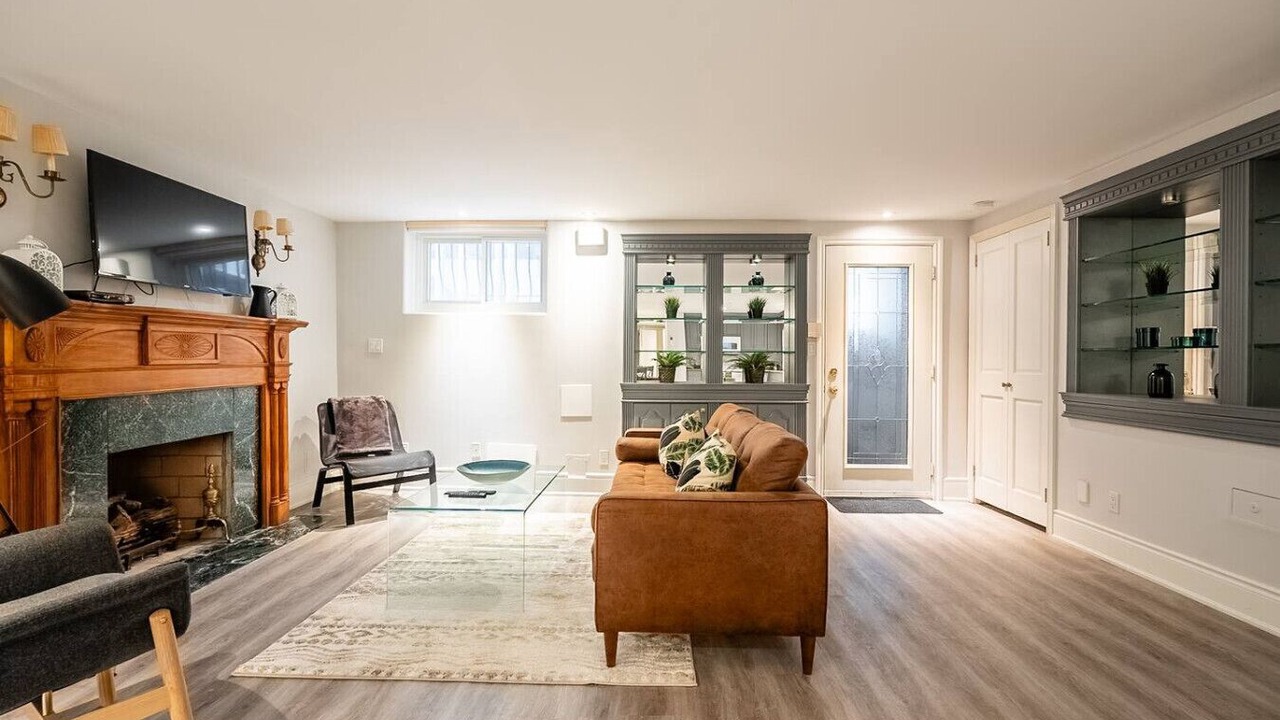 Photo of Livingroom in Bloor-Yorkville