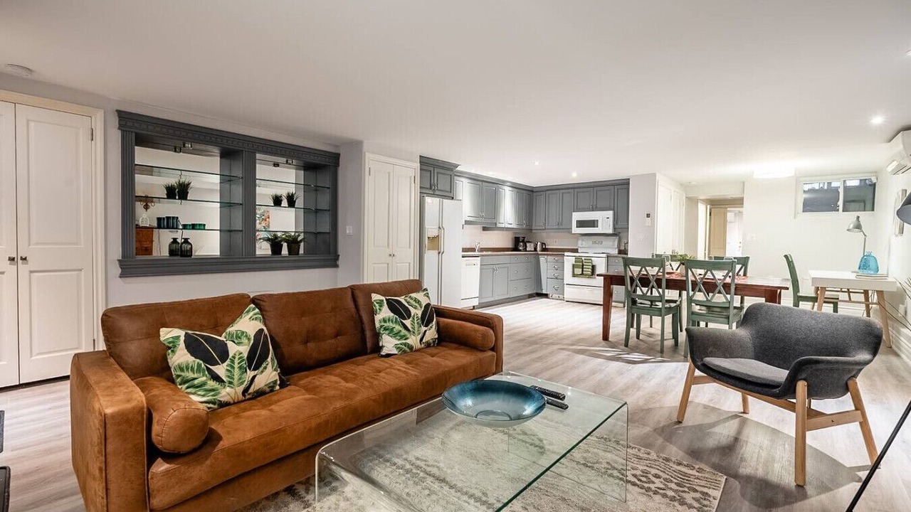 Photo of Livingroom in Bloor-Yorkville