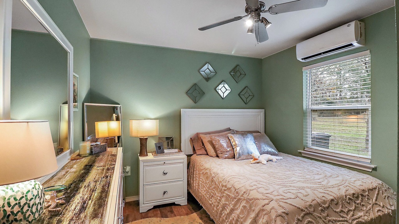 Photo of Bedroom in Anahuac