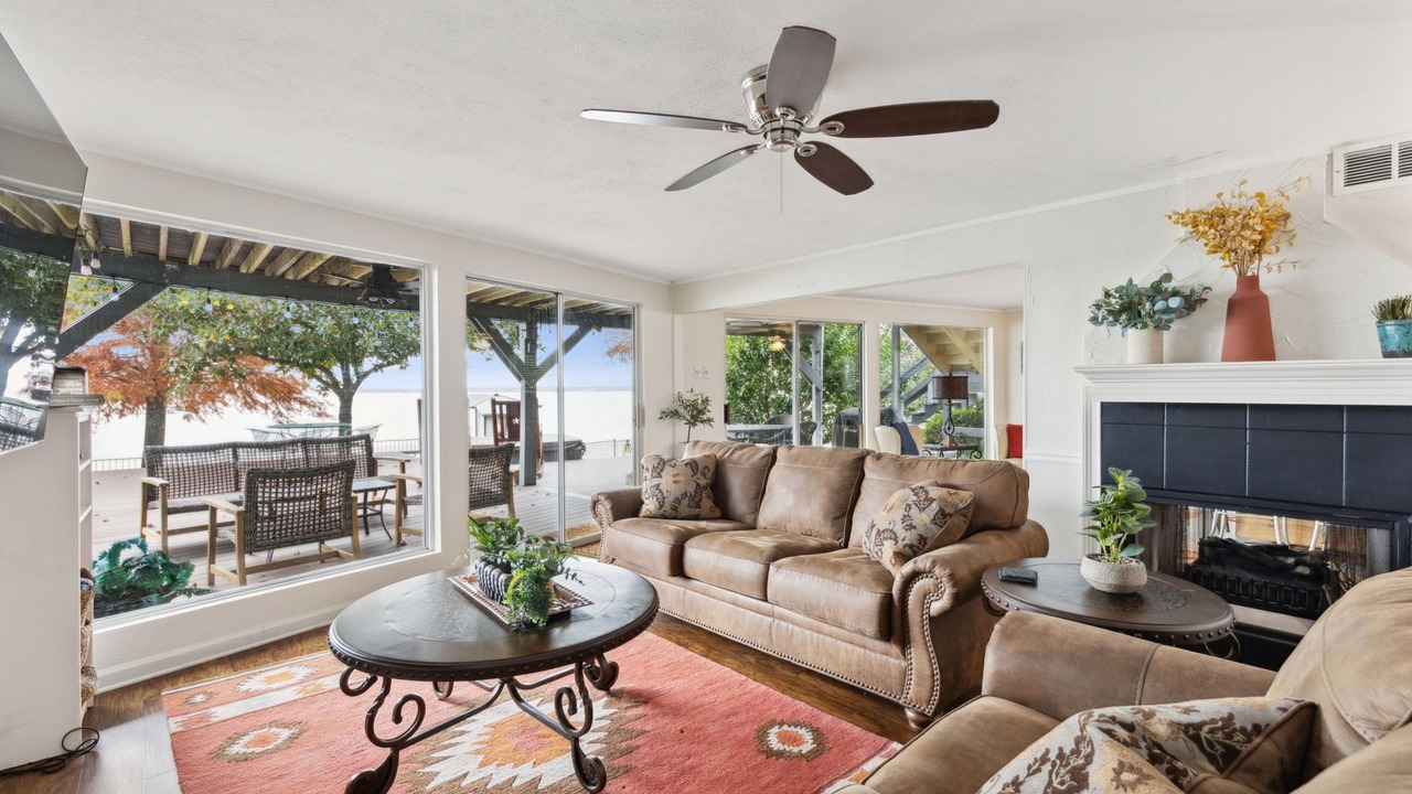 Photo of Livingroom in Gun Barrel City
