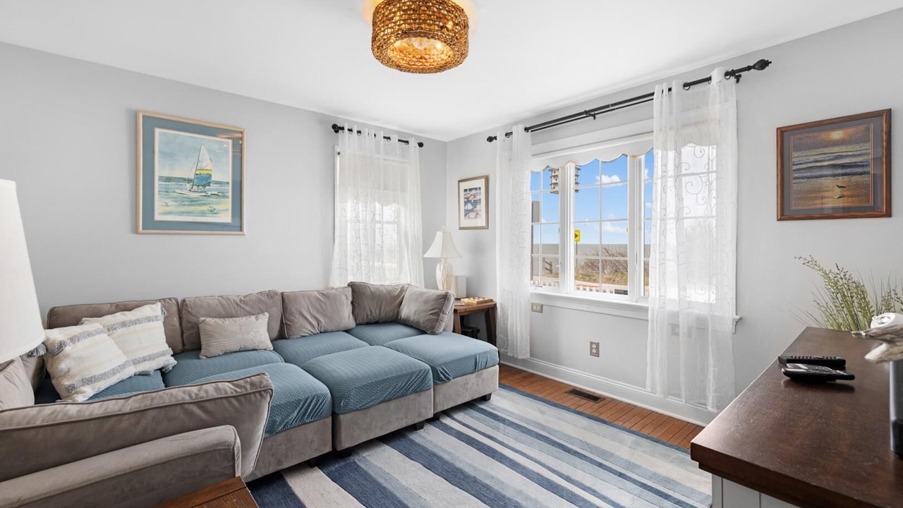 Photo of Livingroom in Town Bank