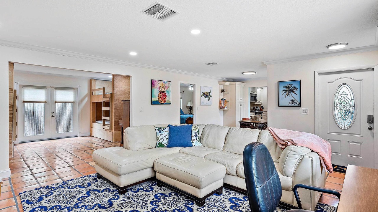 Photo of Livingroom in Parrot Cove