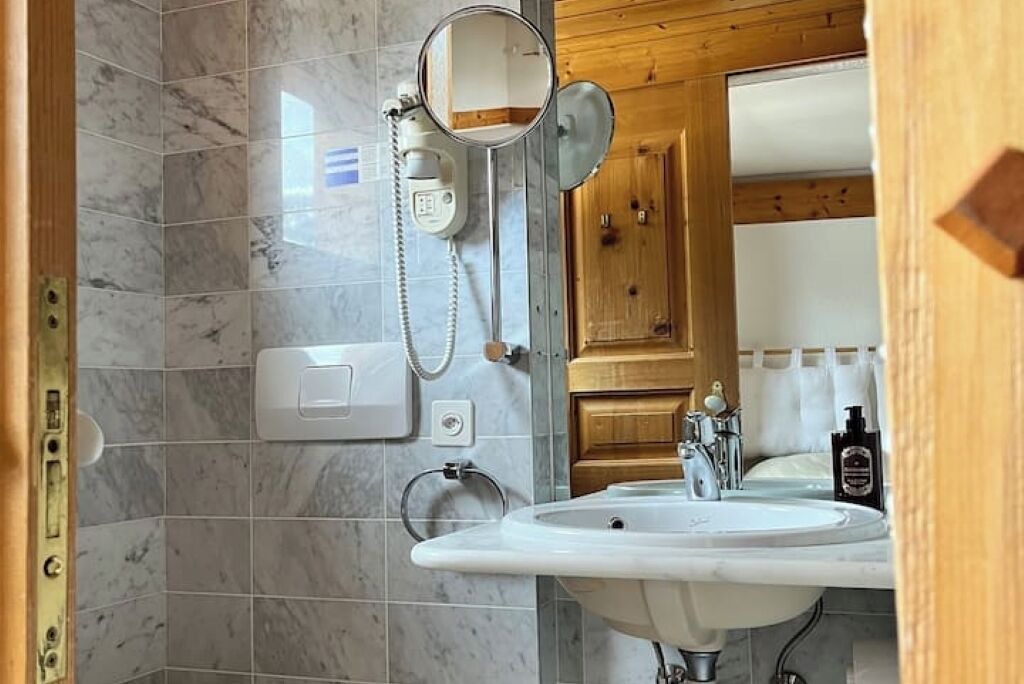 Photo of Bathroom in Arveyes