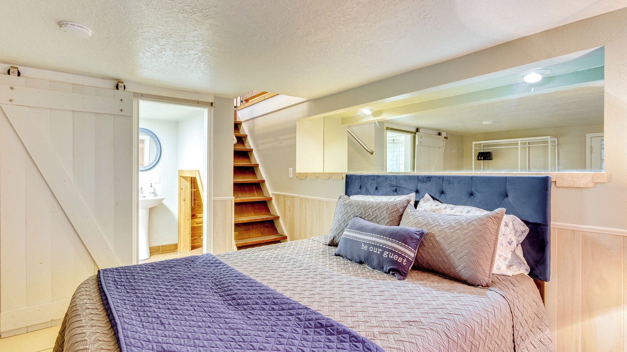 Photo of Bedroom in Sulphur