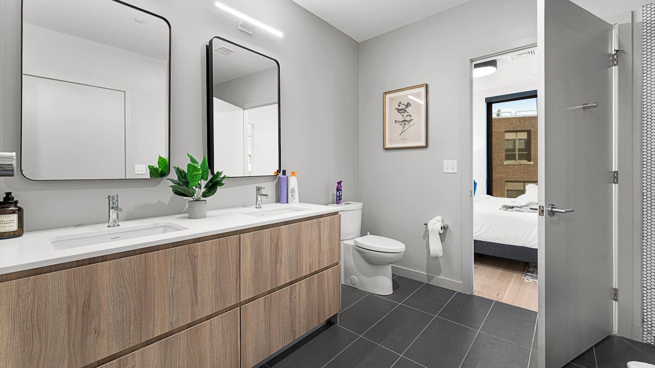 Photo of Bathroom in D Street - West Broadway