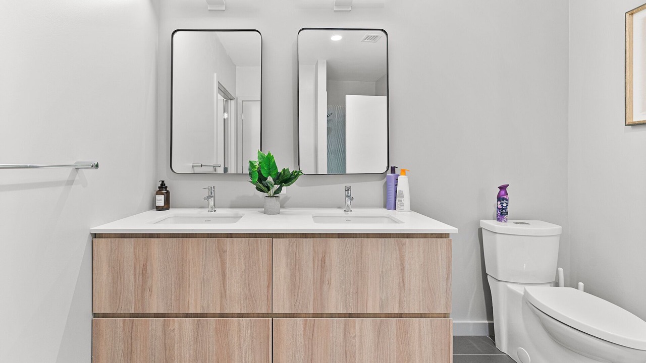 Photo of Bathroom in D Street - West Broadway