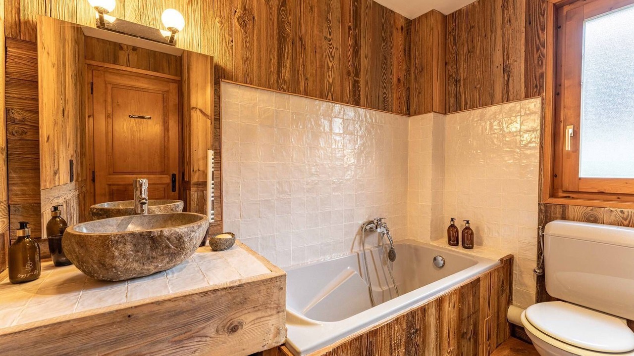 Photo of Bathroom in Demi-Quartier