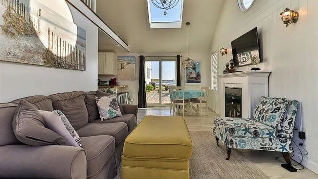 Photo of Livingroom in West Yarmouth