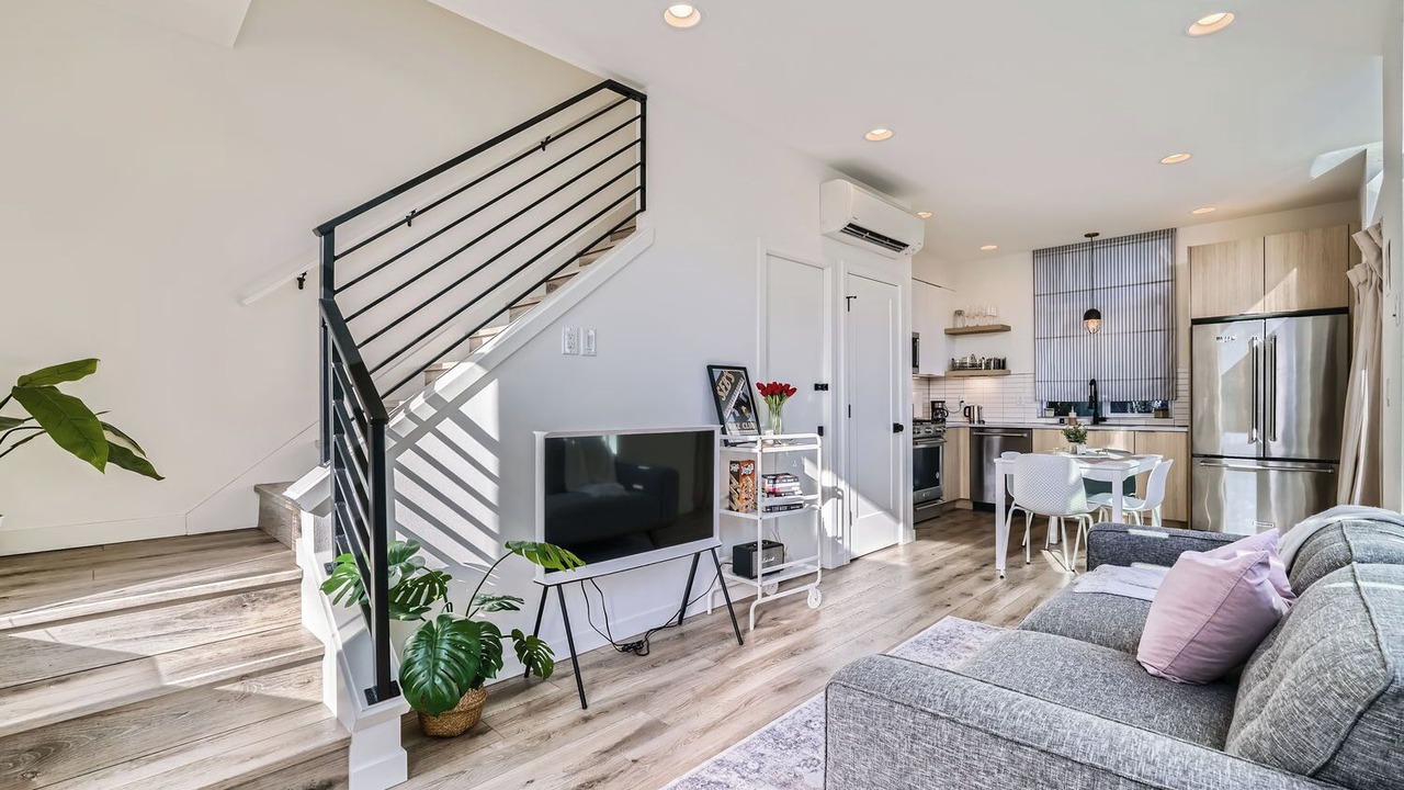 Photo of Livingroom in East Queen Anne