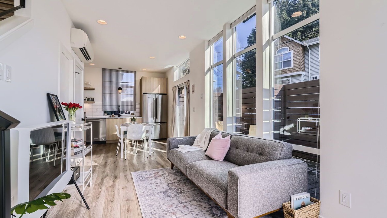 Photo of Livingroom in East Queen Anne