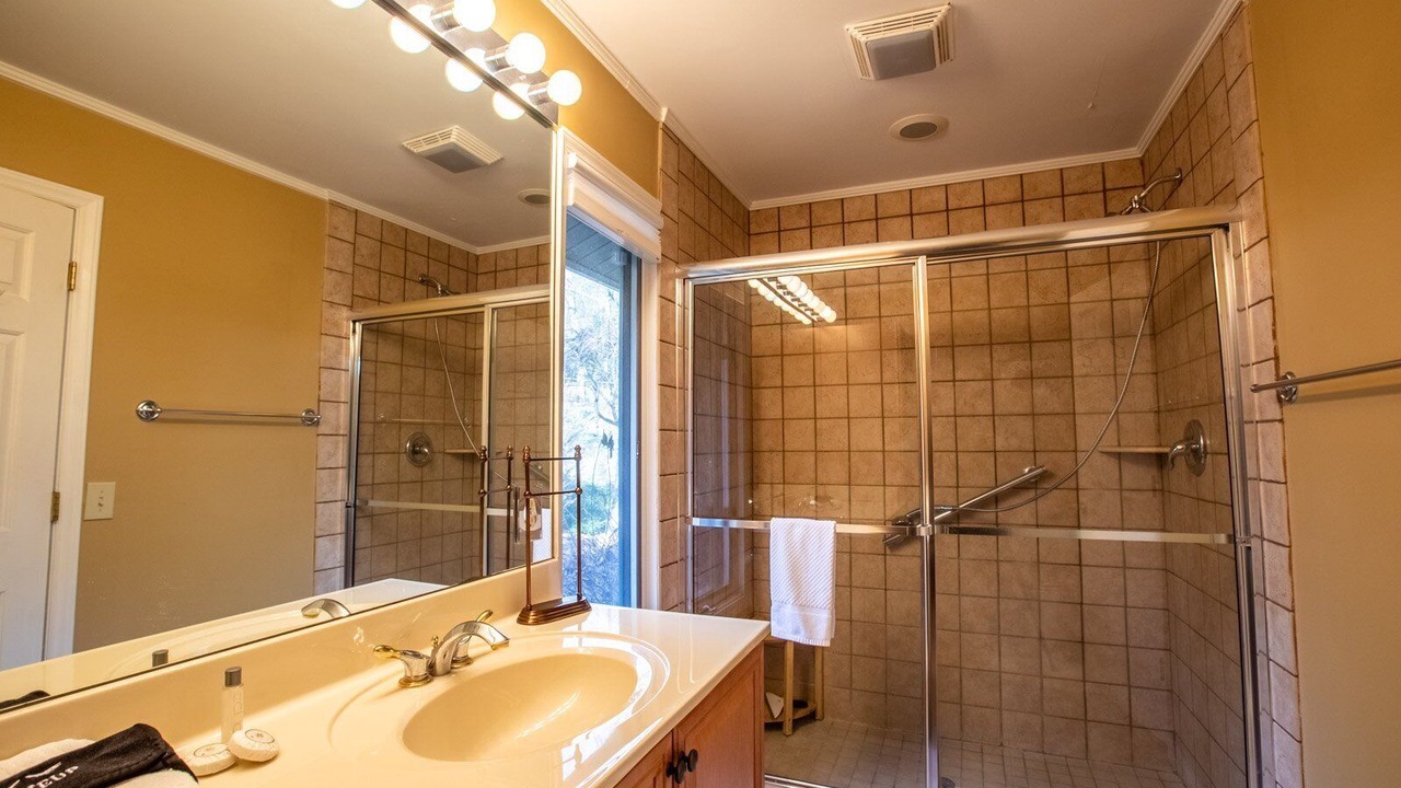 Photo of Bathroom in Seven Devils