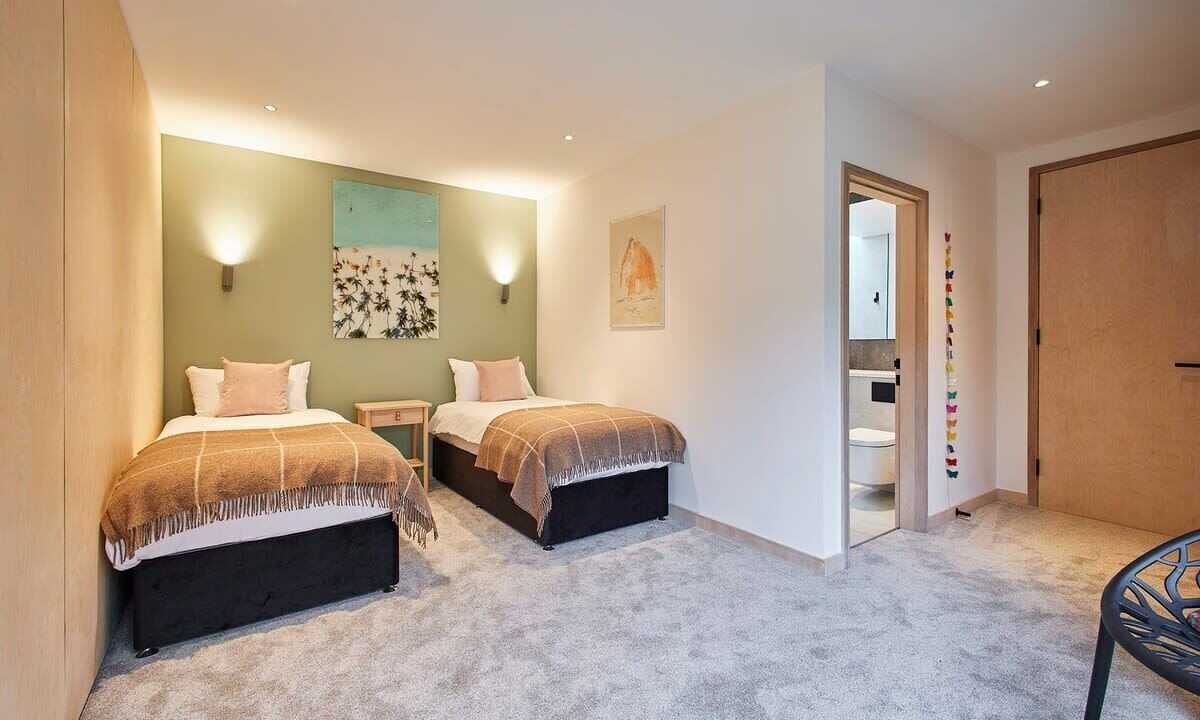 Photo of Others in Potter Brompton